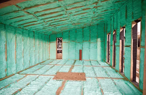 a bunch of windmills that are standing in the grass