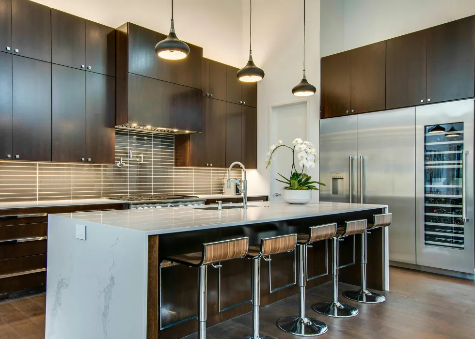 Custom kitchen remodeling with modern cabinetry, quartz countertops, and a spacious island by Miami Builders.