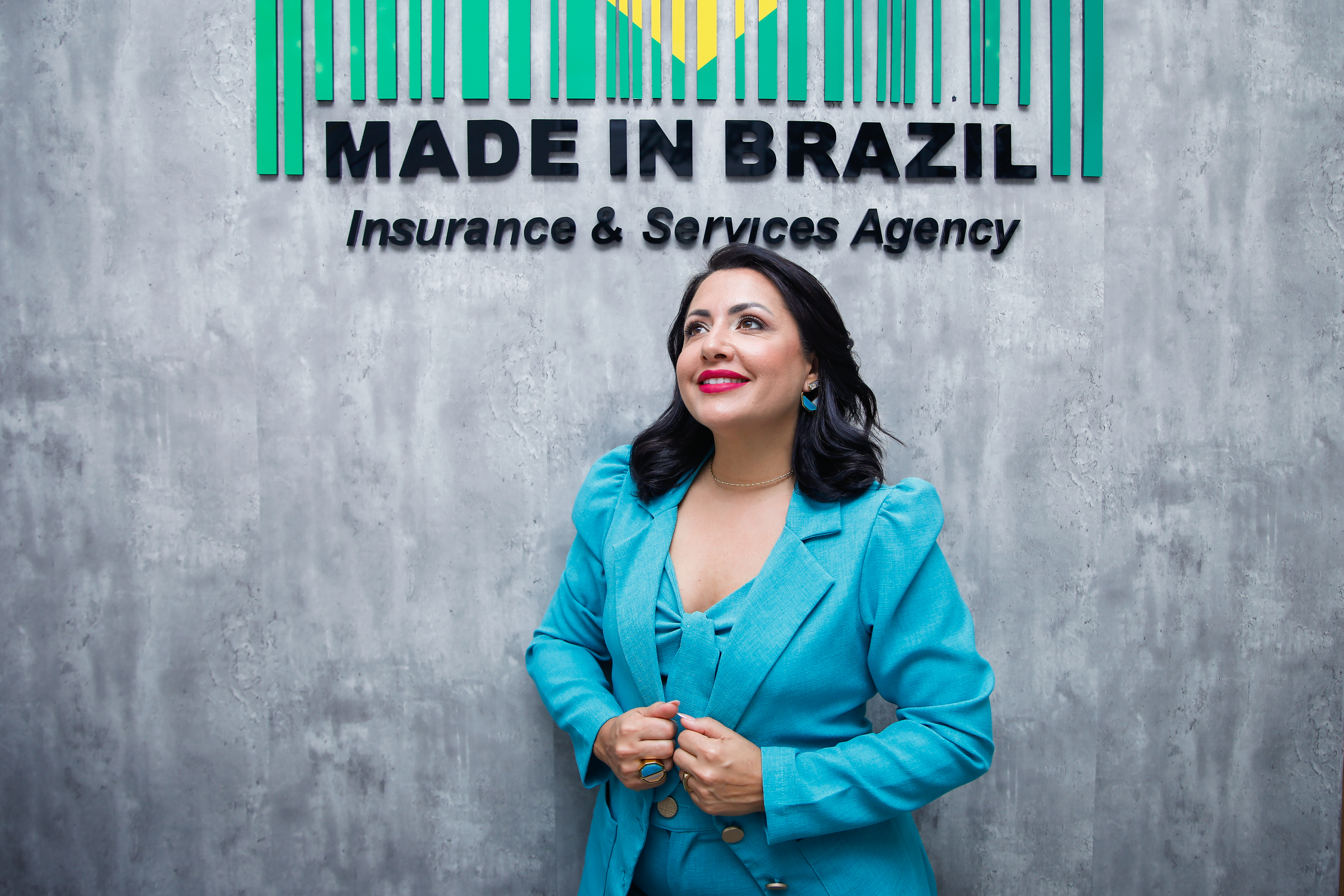 Clientes brasileiros sorrindo em um escritório profissional nos Estados Unidos