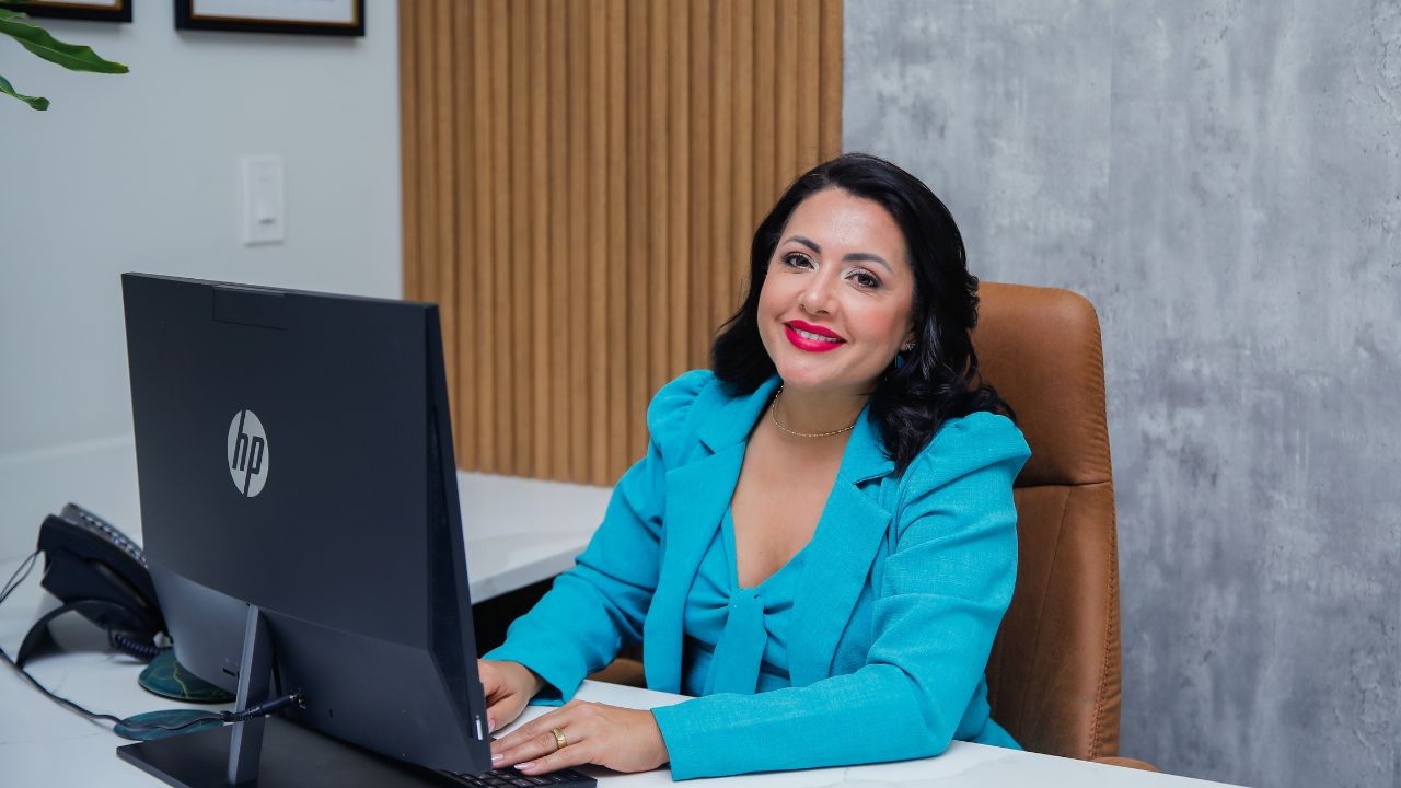 Equipe Made in Brazil Services atendendo cliente em ambiente acolhedor