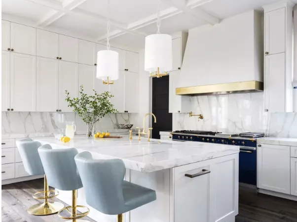 A close up of a bunch of blueberries