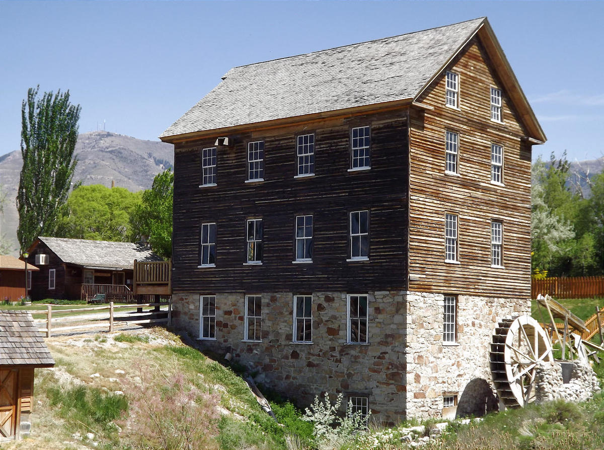 {{ custom_values.service_1 }} in {{custom_values.biz_area_1})