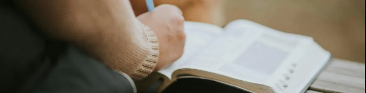 Personne étudiant la Bible