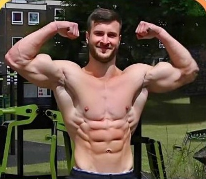 Ian Barseagle flexing at an outdoor calisthenics park