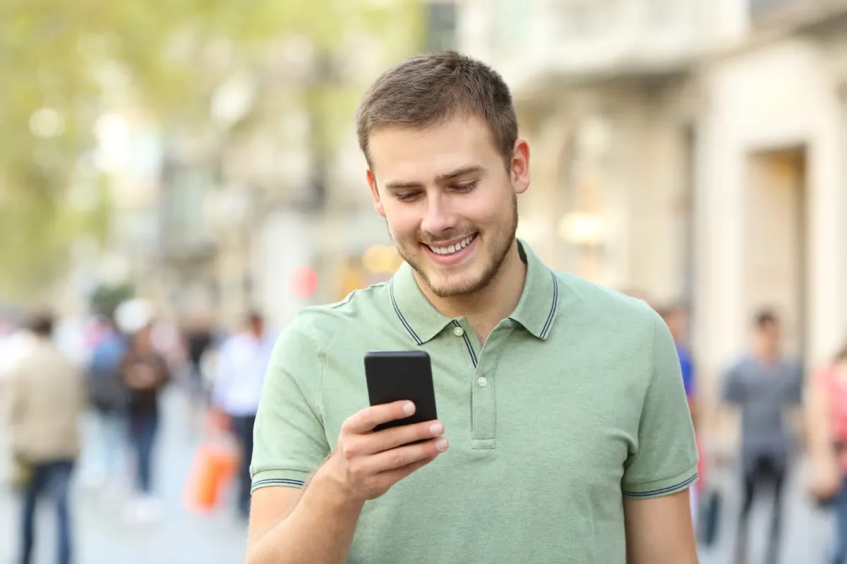 Freundlicher Unternehmer am Telefon