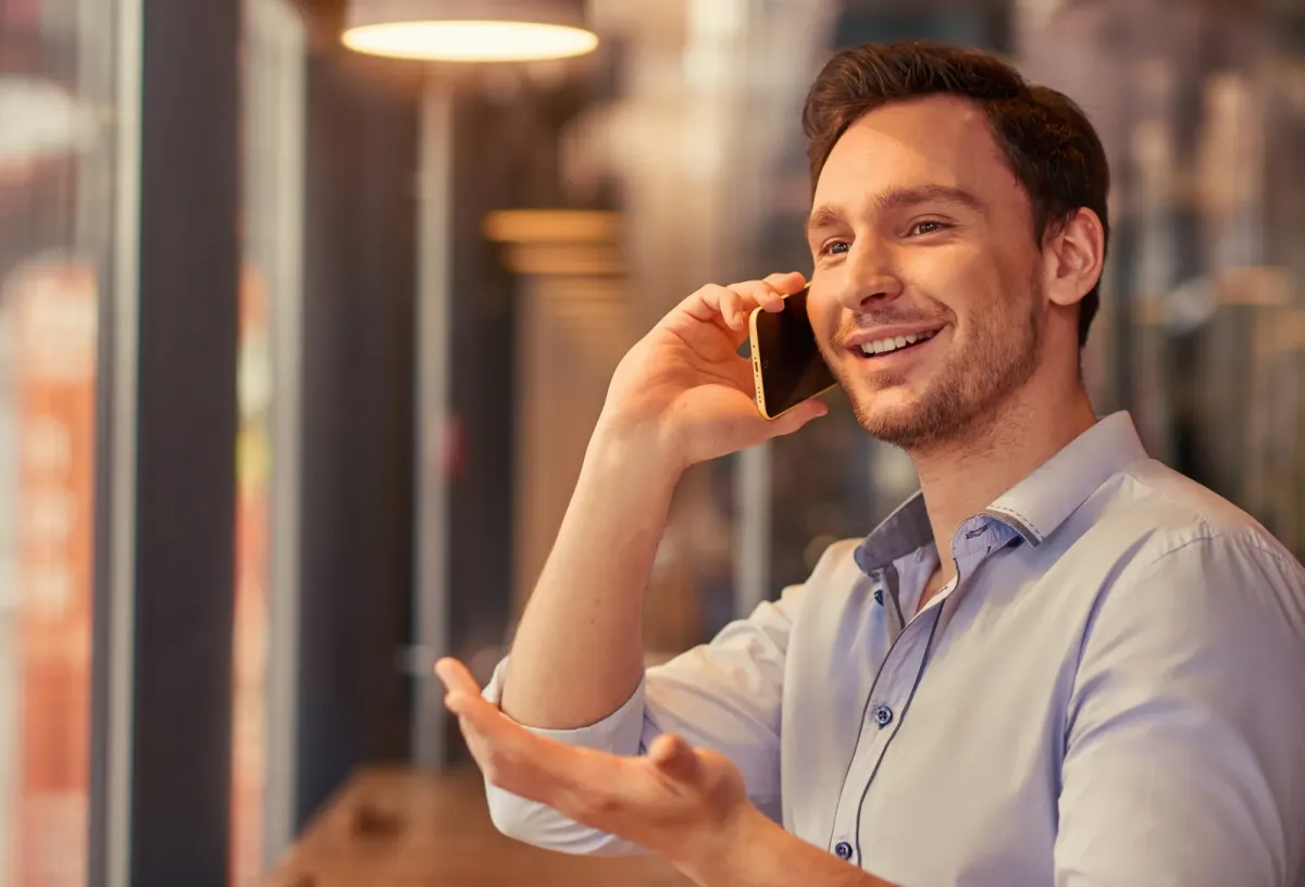 Freundlicher Unternehmer am Telefon