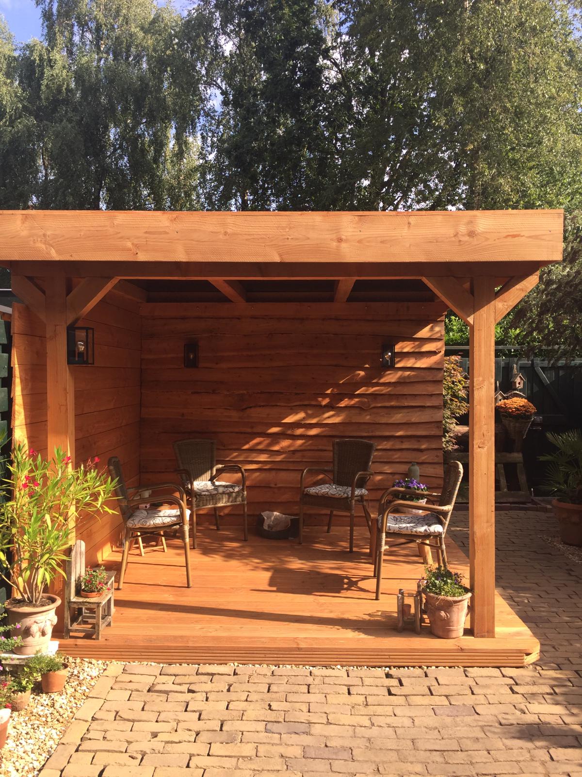 Maatwerk kleine Douglas overkapping van 2,5 m2 met houten vlonder aangebouwd aan schuur in Nieuwegein.