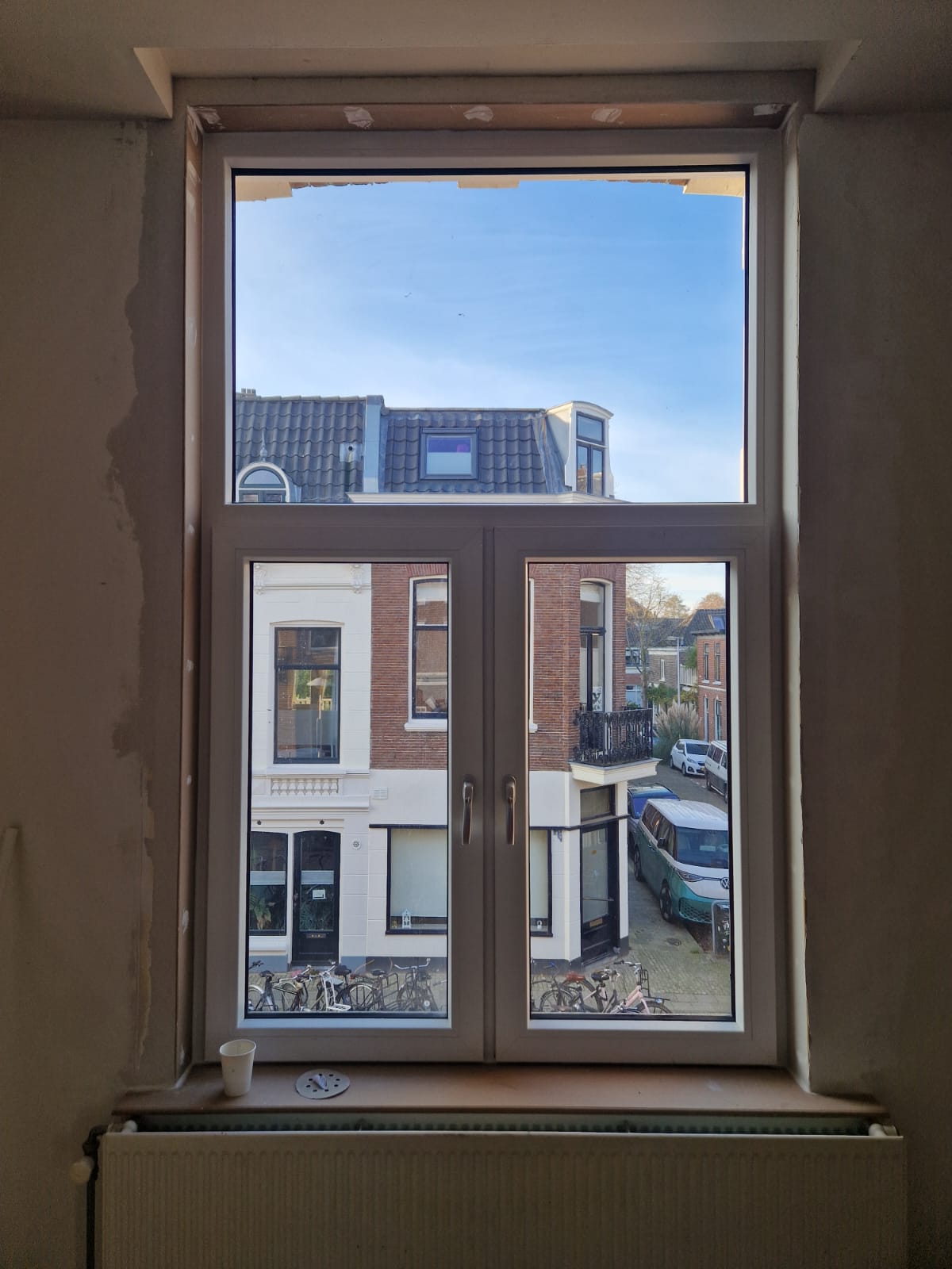 Vervangen van hoge authentieke ramen voor moderne dubbele draaikiep-ramen met bovenlicht in een historisch pand in Utrecht.