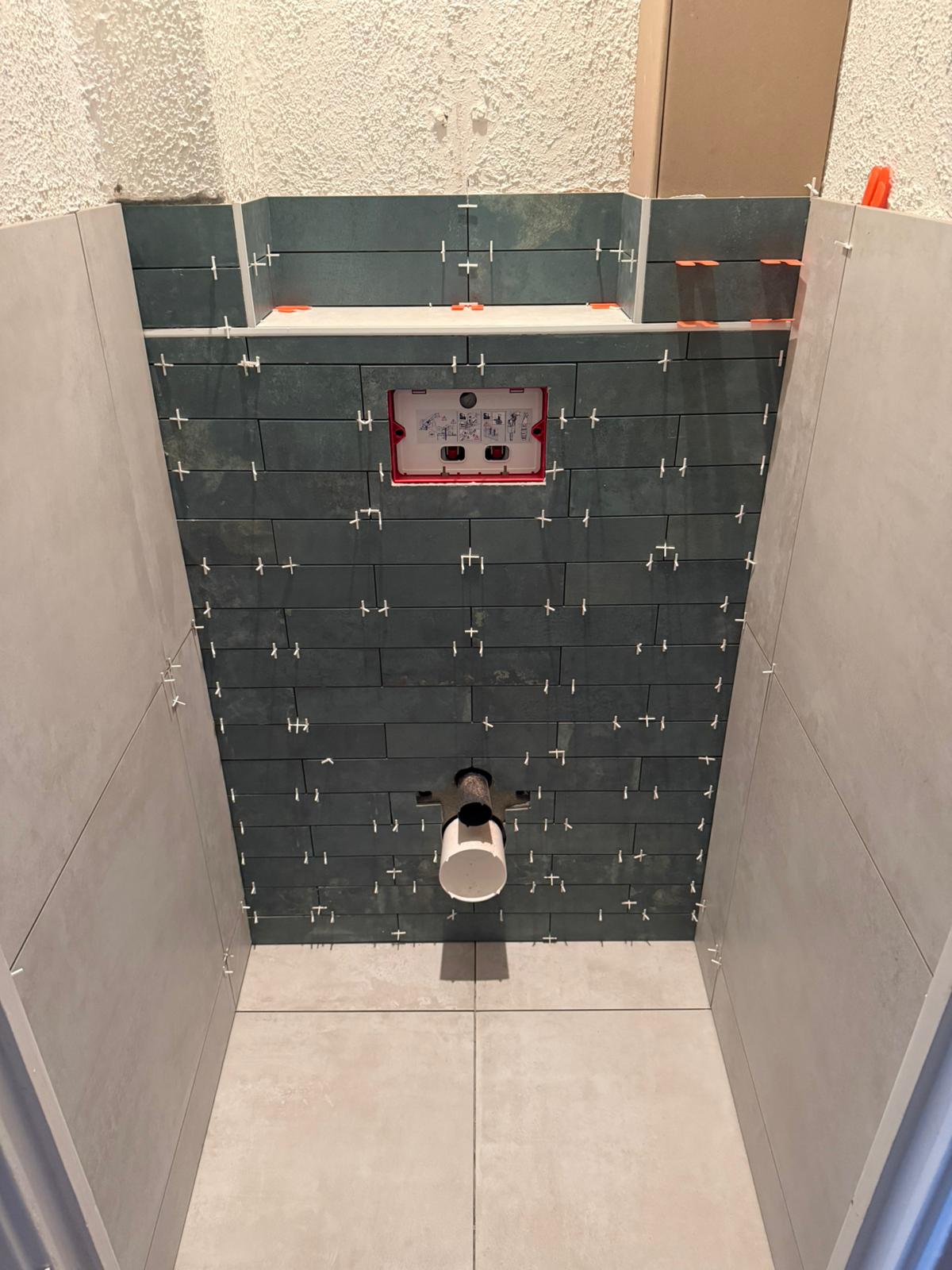 Complete toiletrenovatie met inbouwreservoir, modern tegelwerk en strak stucwerk uitgevoerd door vakman Tyon Uppelschoten in Ede.