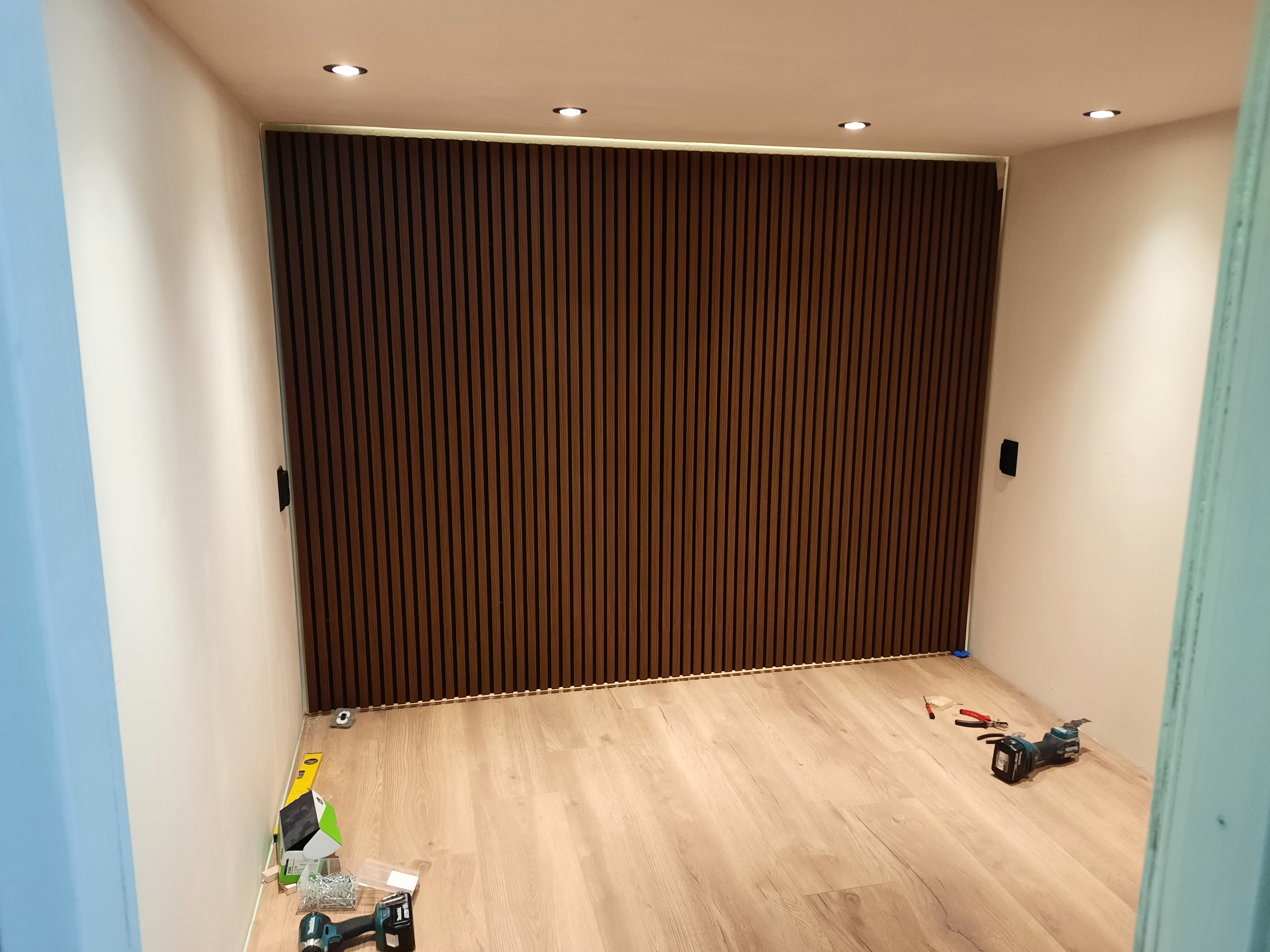 Geluidsisolatie van een muziekstudio in een appartement in Utrecht met een ontkoppelde voorzetwand en demping door IMT Bouwservice