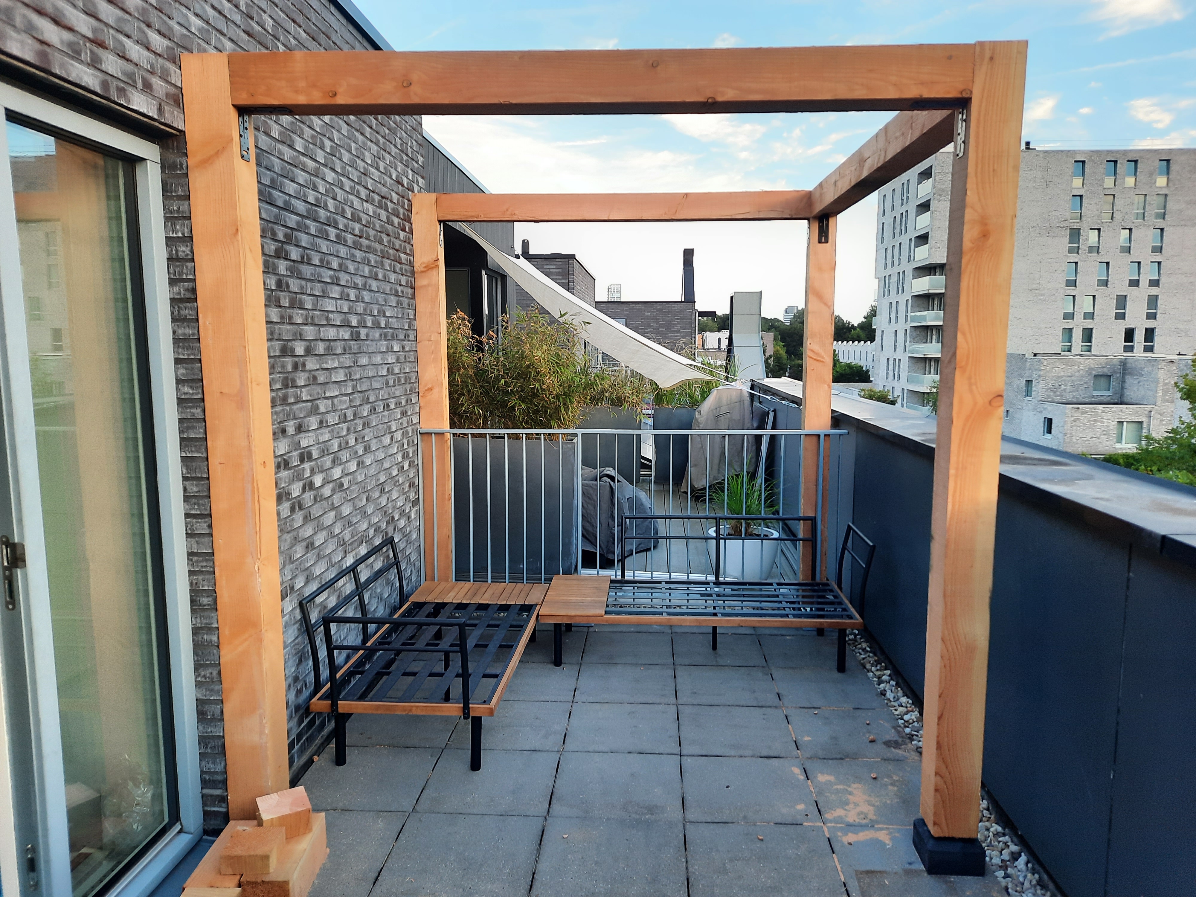 Houten Douglas pergola op maat gemaakt voor een balkon in Utrecht door vakman Tyon Uppelschoten.