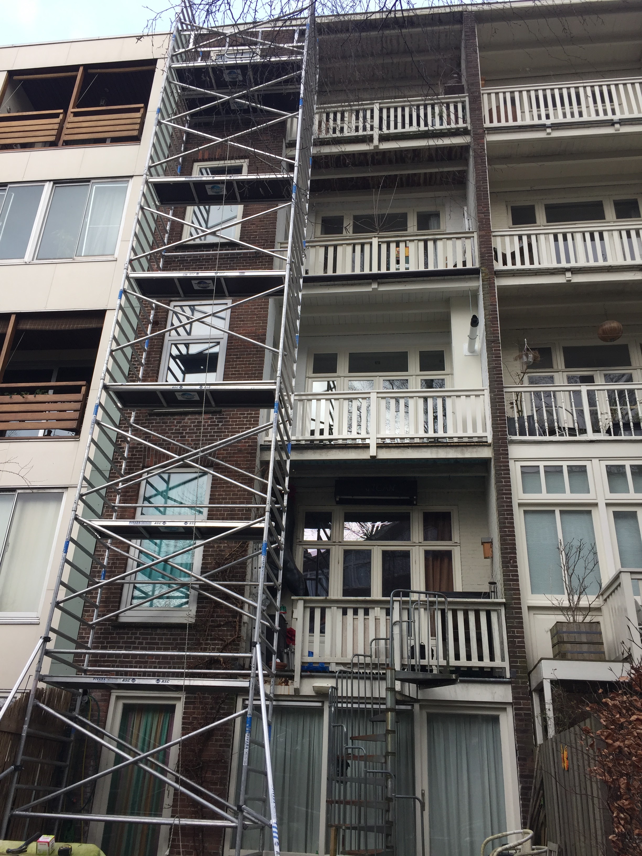 Kozijnen vervangen op de vierde verdieping in Utrecht centrum inclusief groot steigerwerk door IMT Bouwservice.