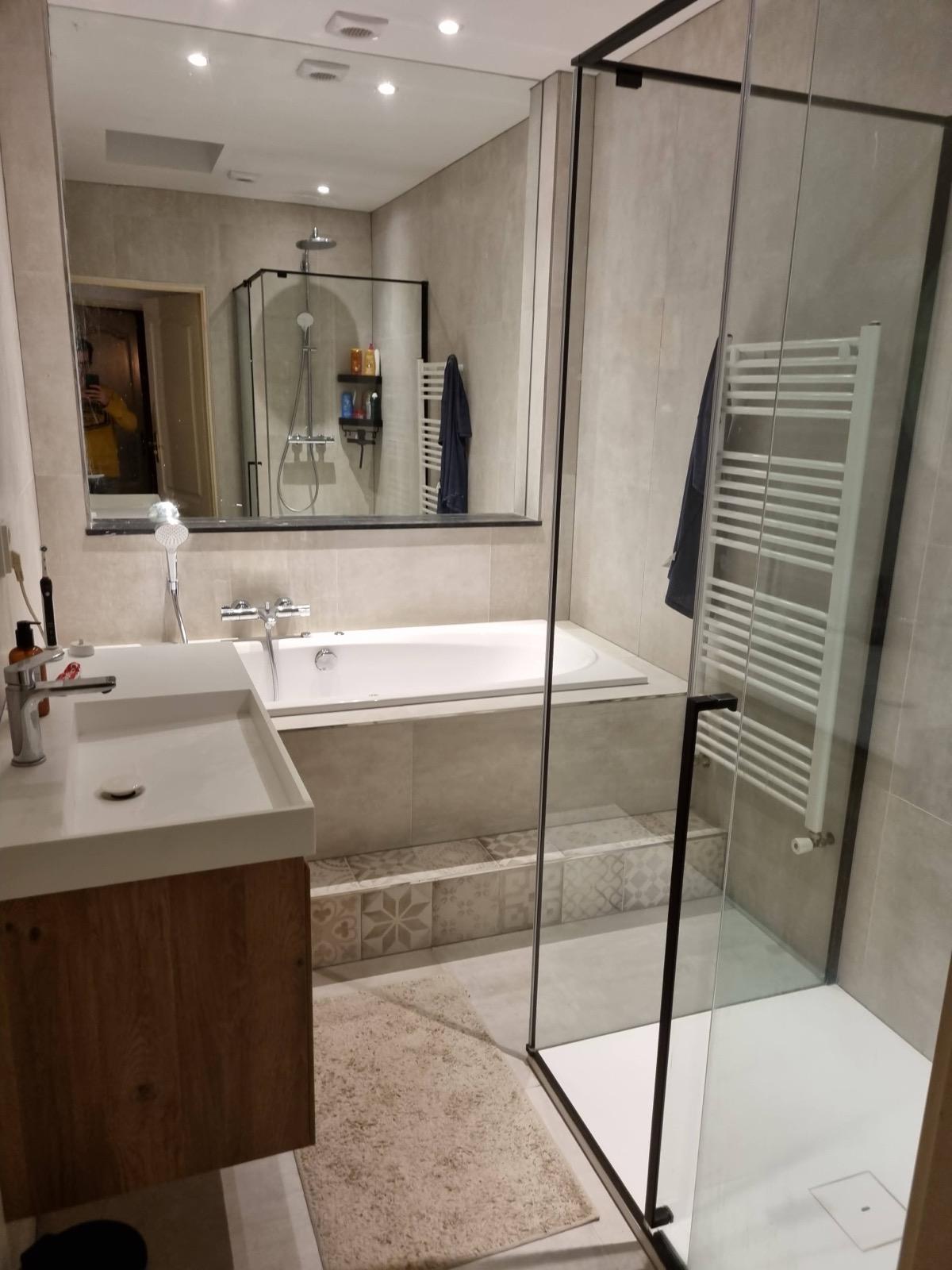 Luxe badkamerrenovatie in een kleine ruimte met zowel een bad als douche, slim ingedeeld en getegeld door IMT Bouwservice in Veenendaal.