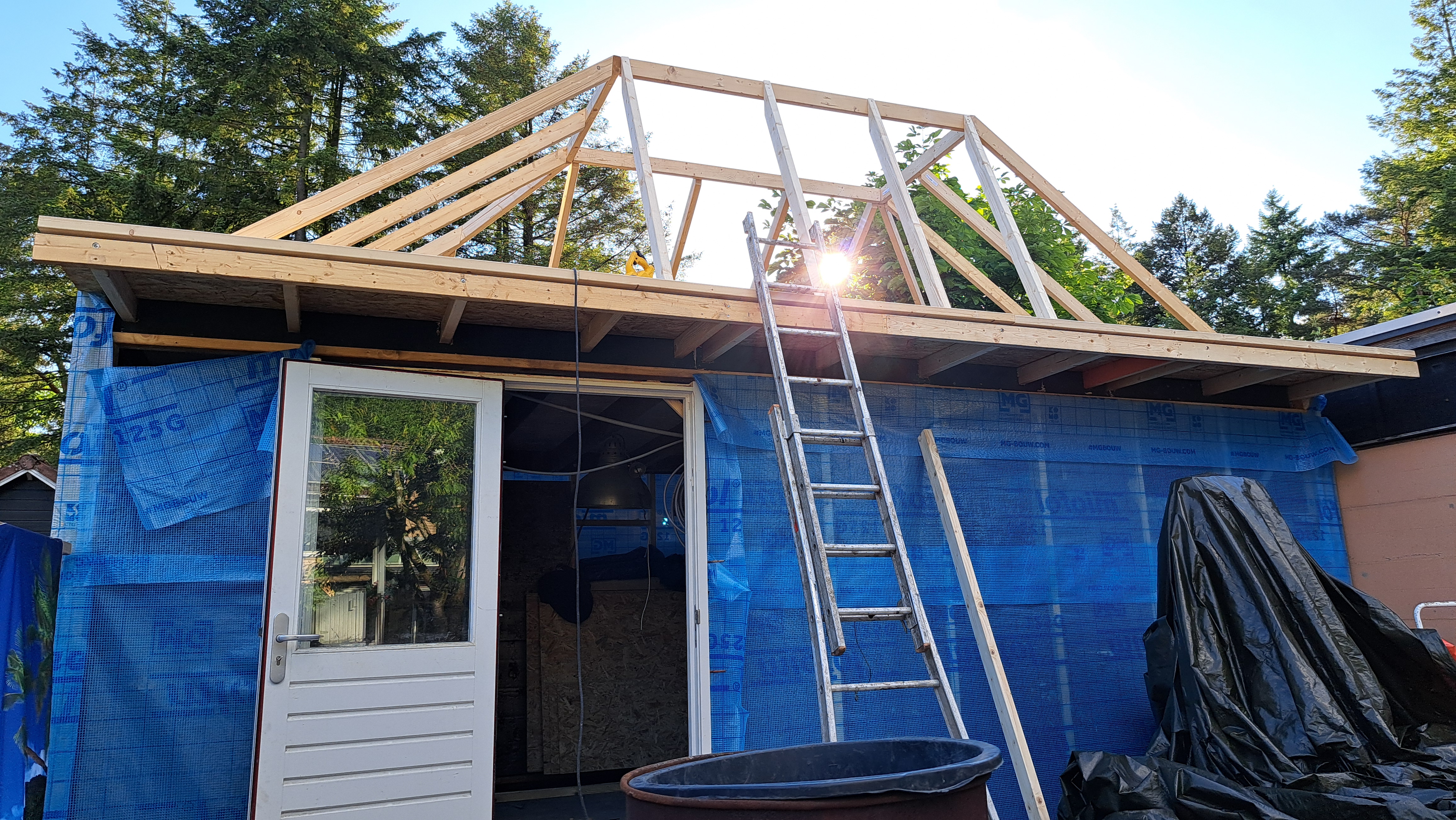 Maatwerk overkapping met zadeldak en overstek in aanbouw in Ede door vakman Tyon Uppelschoten.