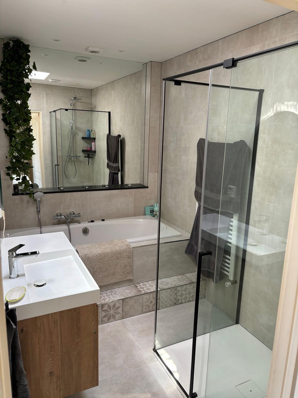 Luxe badkamerrenovatie in Ede van sloop tot sanitairmontage en kitwerk door IMT Bouwservice.