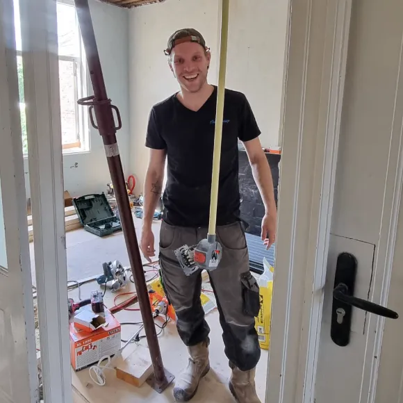 Tyon Uppelschoten eigenaar en vakman IMT Bouwservice