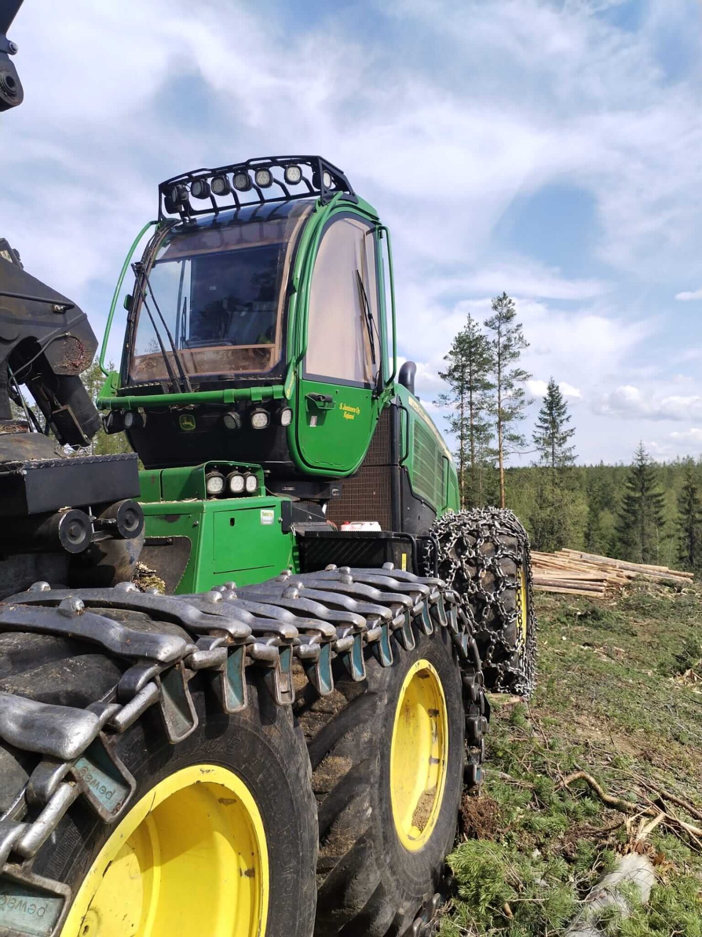 Metsätyökone metsätöissä