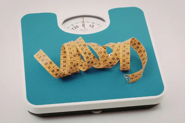 Multiple progress tracking methods displayed (scale, tape measure, progress photos, training log) with Grip Hydra present (comprehensive, data-driven - diverse)