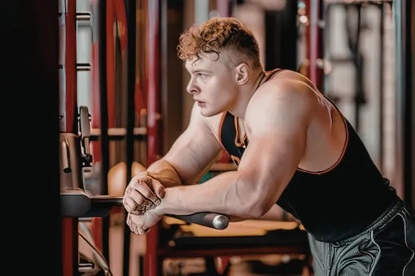  Lean athlete training with intensity and Grip Hydra visible, showing muscle preservation during cut (defined, strong - diverse)