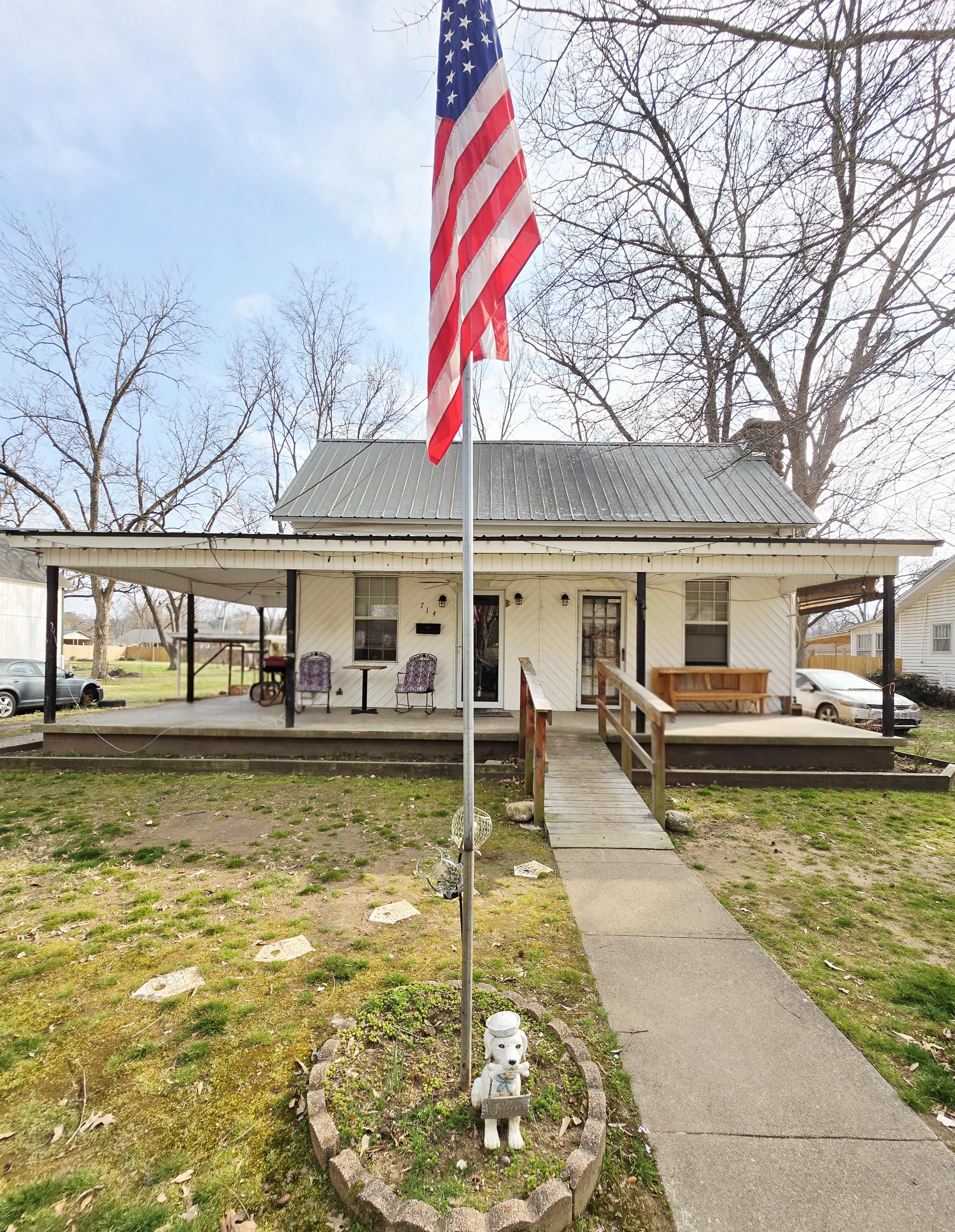 Welcoming Farmhouse @ 714 E Chism Str, Paris, Arkansas 72855