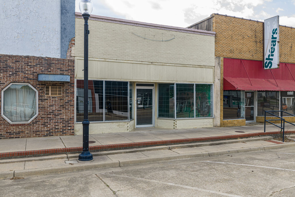 Oak & Main Exclusive Listing: 114, 116, 120, 124, N Elm St Paris, Arkansas 72855