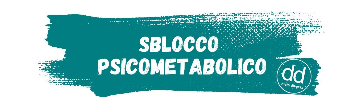 Donna che sorride durante un allenamento dolce in casa