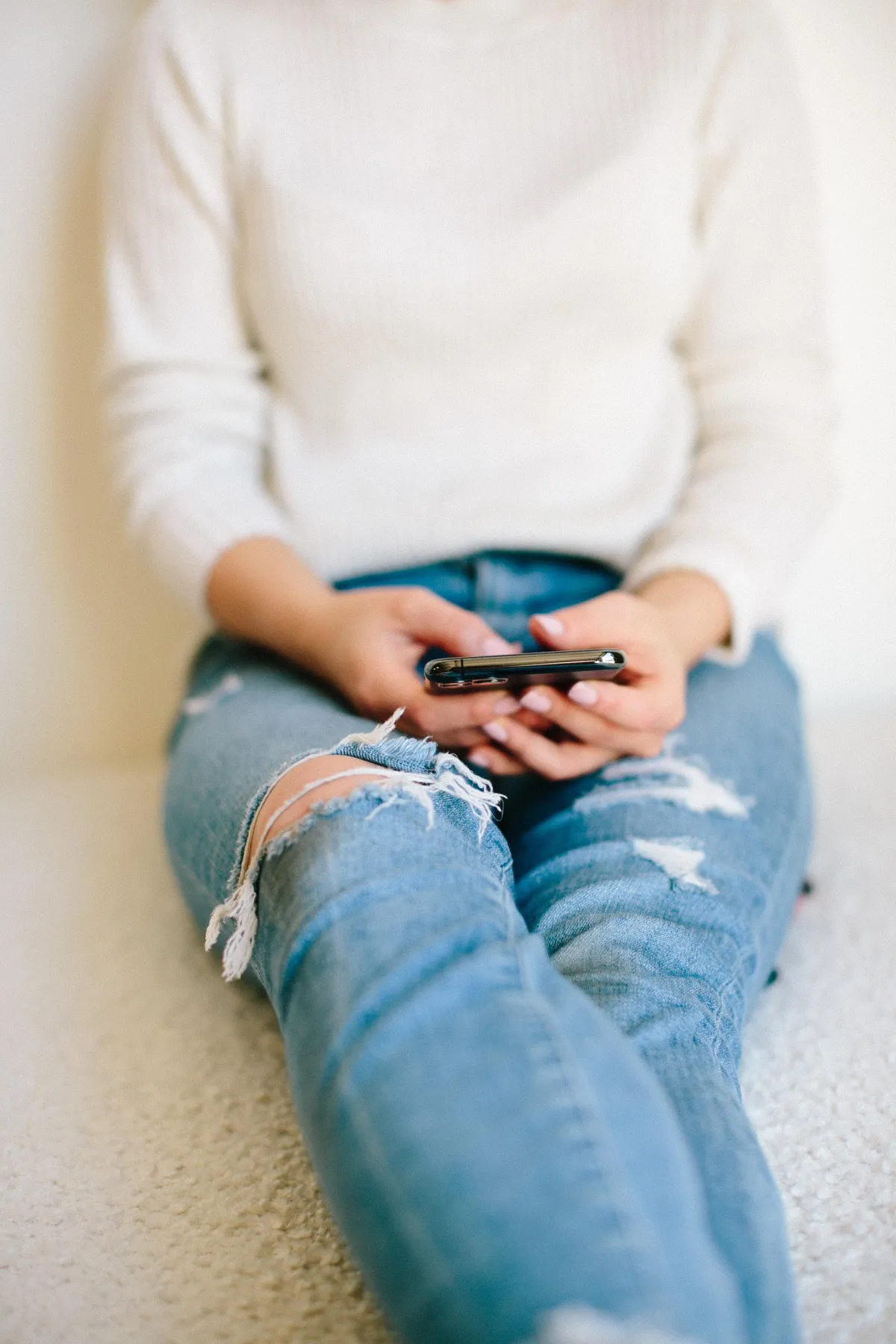 Woman texting on her phone and generating leads for her online business with ease