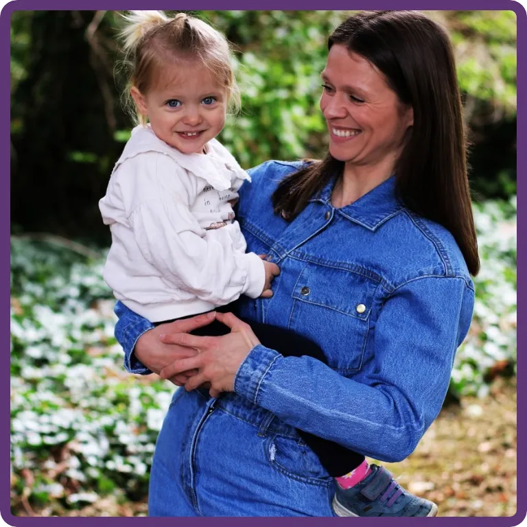 Amanda Hadfield, Nurture Neuroscience infant sleep consultant based in the UK, serving families worldwide, holding a toddler