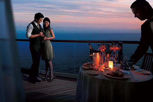 Pareja celebrando su aniversario en un crucero