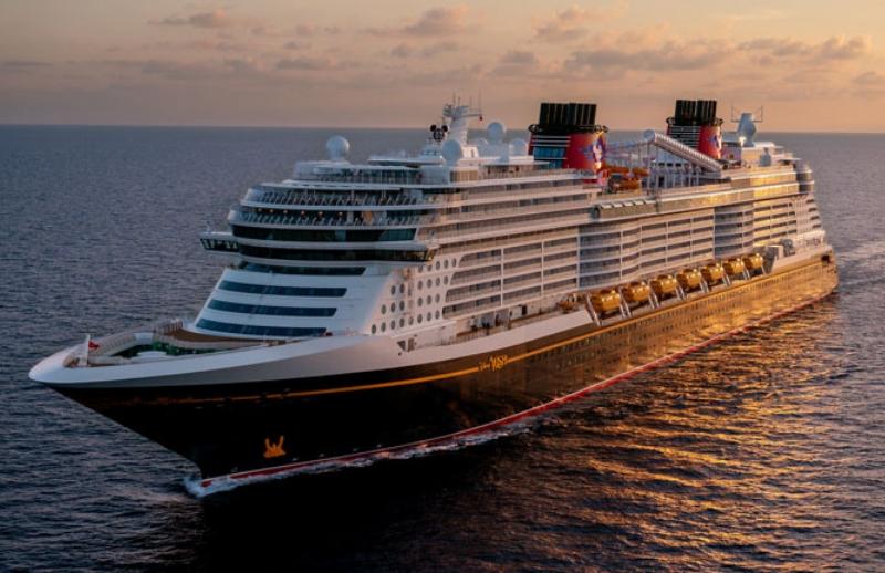 Crucero Disney navegando al atardecer