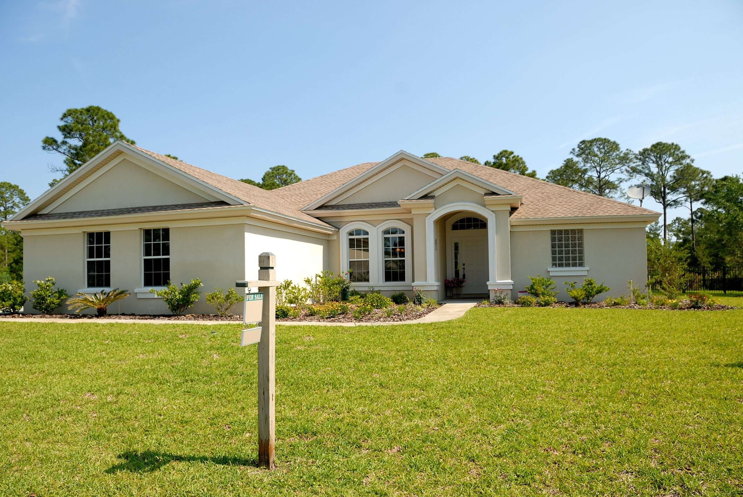 Outdoor real estate sign emphasizing the importance of effective signage for attracting home buyers, with text highlighting credibility, reliability, and simplicity in the home sales process.