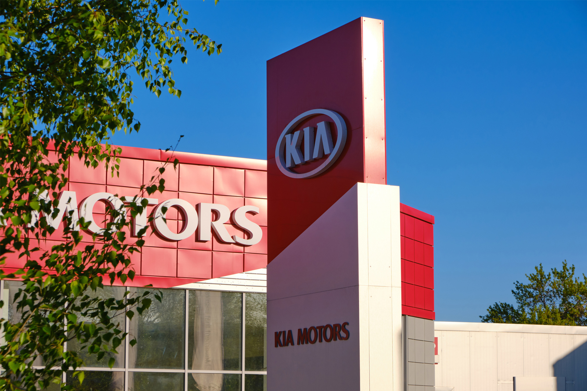 Kia Motors dealership pylon sign and showroom building exterior