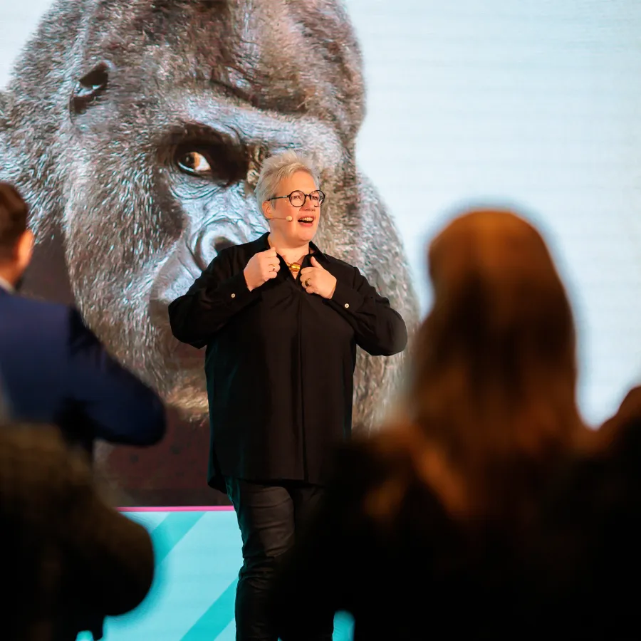 “Keynote FEEL. TELL. SELL! von Nicola Rosen: Keynote speaking bei Sanofi, Bild von Johannes Räbel”