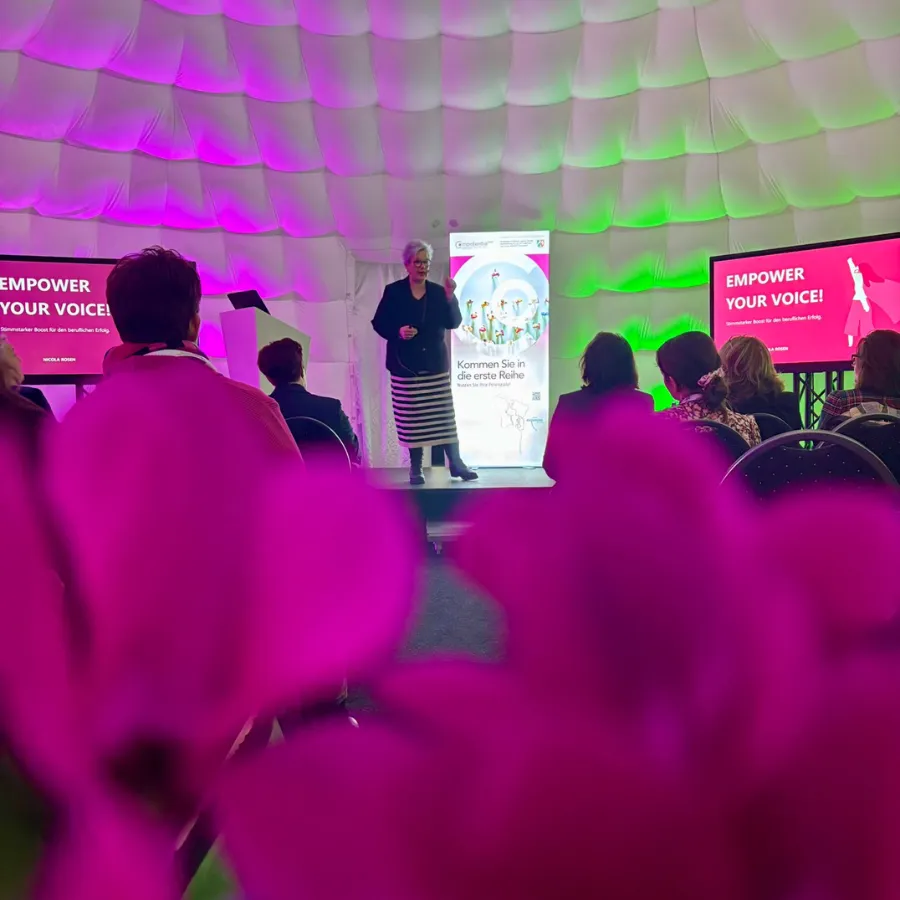 "Nicola Rosen mit ihrer Keynote Empower Your Voice! beim Karrieretag Kalkar 2025"