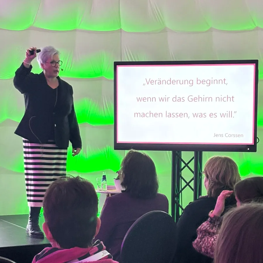 “Nicola Rosen mit ihrer Keynote Empower Your Voice! beim Frauenkongress am Karrieretag Kalkar 2025, Foto von Christina Winter”