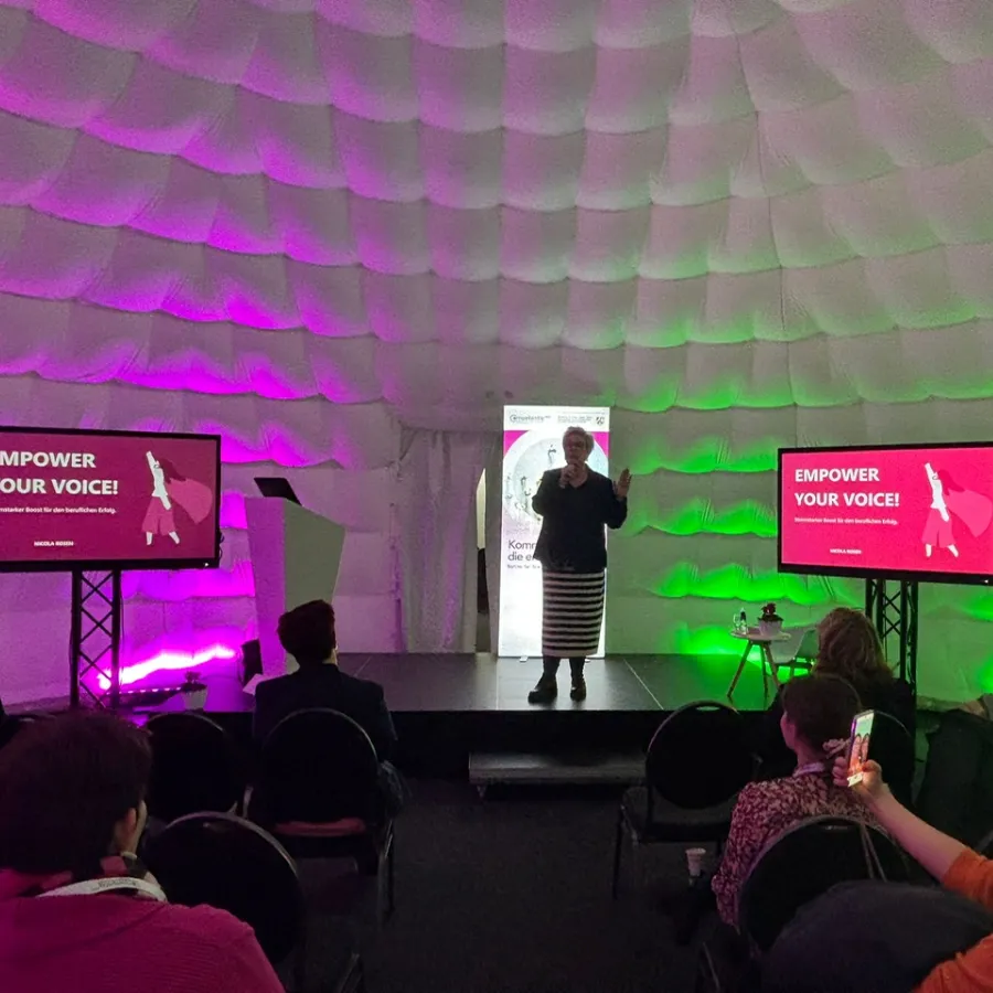 “Nicola Rosen mit ihrer Keynote Empower Your Voice! Beim Frauenpower-Kongress Kalkar 2025, Foto von Christina Winter”