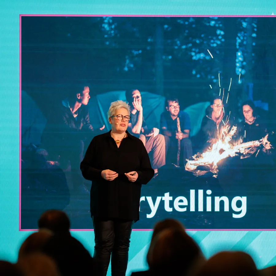 “Keynote Storytelling von Nicola Rosen: Keynote speaking bei Sanofi, Bild von Johannes Räbel”