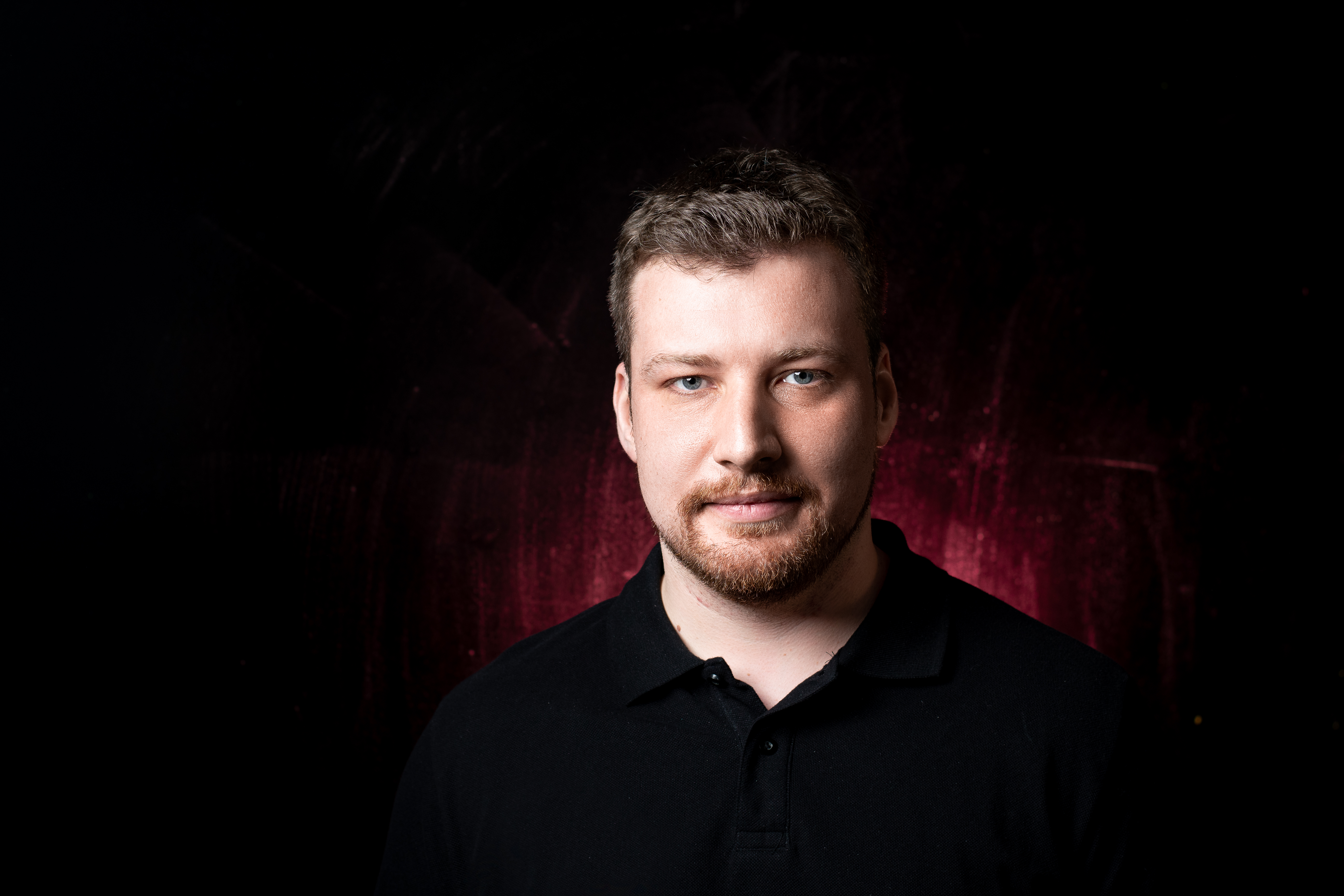 Pavel Trejbal v přírodě u ohně