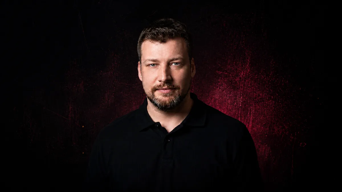 Pavel Trejbal v přírodě u ohně