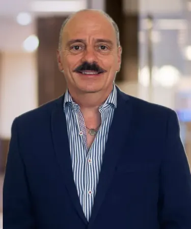 Mentor del mini webinar de inversión inmobiliaria sonriendo en un entorno moderno