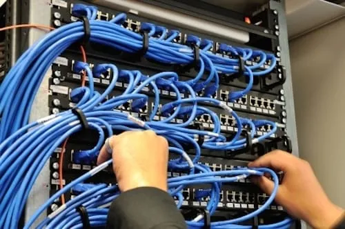 Travaux télécom à Angers : pourquoi confier vos installations réseau à un professionnel ?