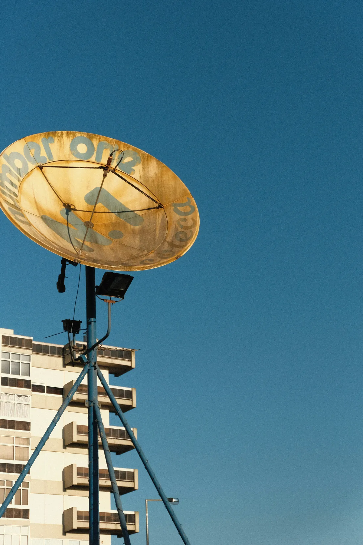 Antenne satellite à Angers : une alternative lorsque la réception TNT devient insuffisante