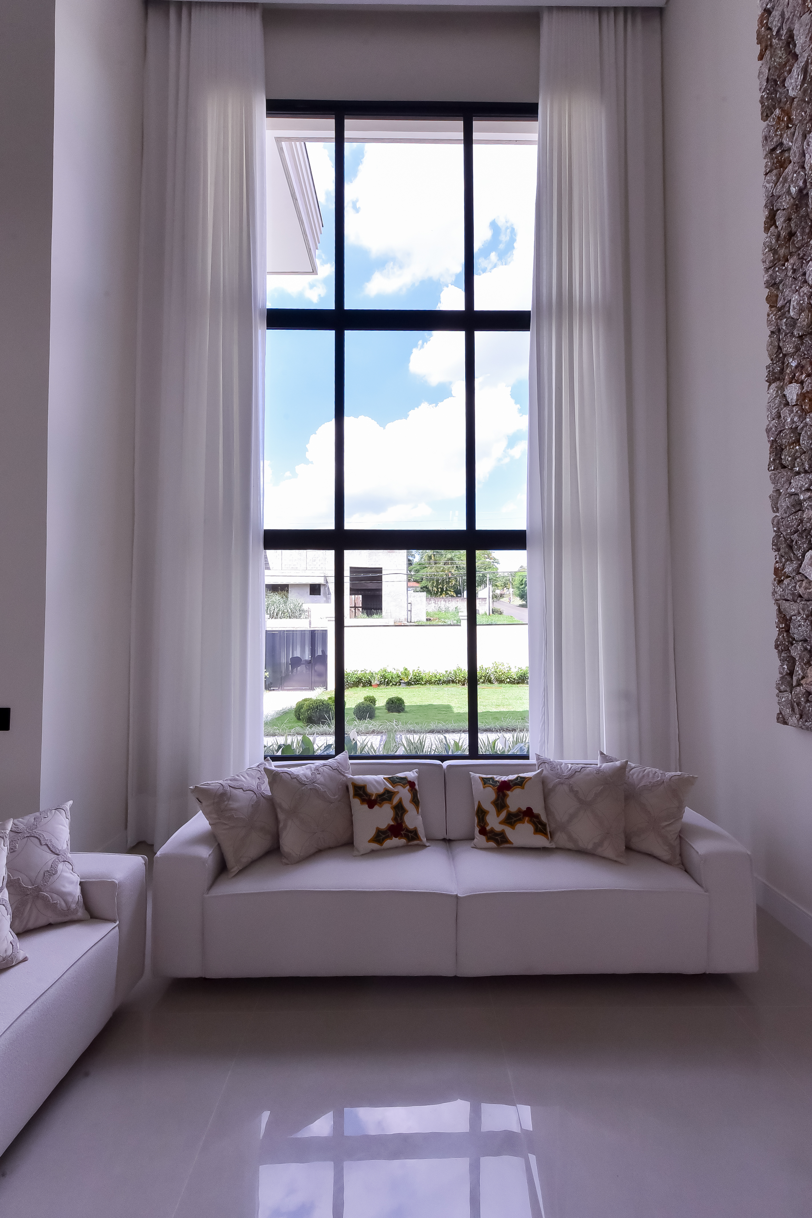 Técnico da Bigbox instalando esquadria de alumínio em ambiente comercial, ferramentas organizadas, uniforme azul, ambiente limpo, foco no trabalho, estilo clean, 1:1