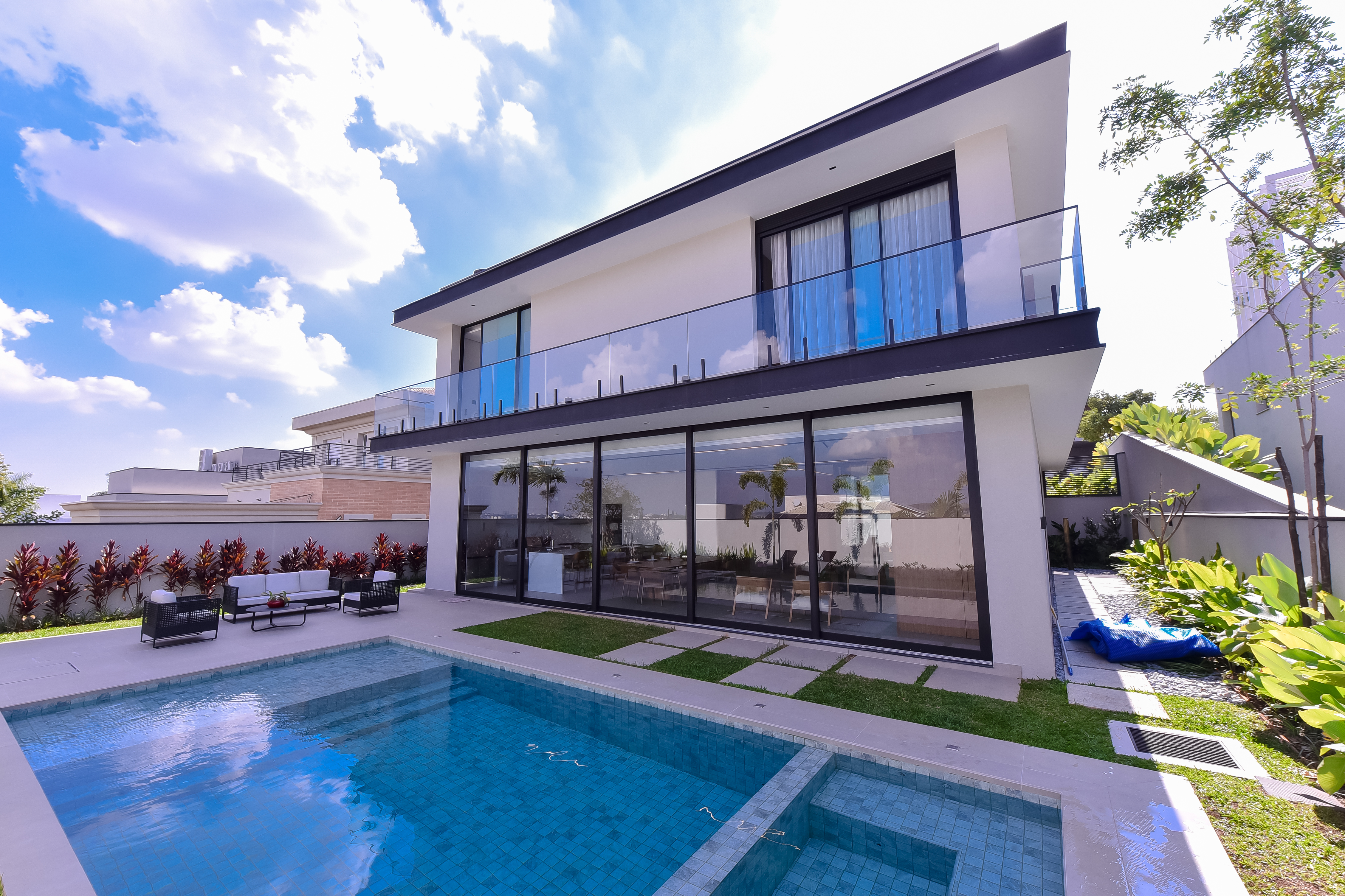 Mesa de escritório com computador, bloco de anotações e caneta, ambiente iluminado, decoração minimalista, sem pessoas, tons claros, foco em organização e profissionalismo, estilo clean, composição horizontal, cenário propício para atendimento ao cliente, fotografia moderna, 3:2.