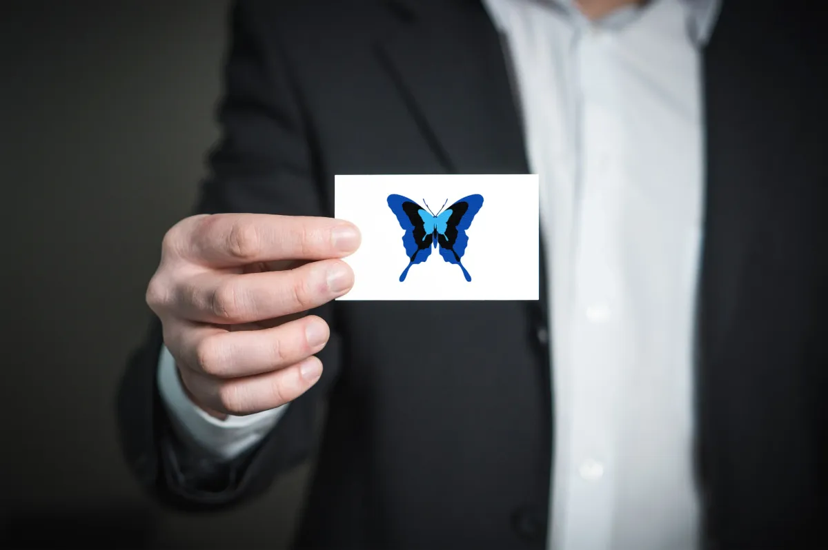 man holding growcomma business card