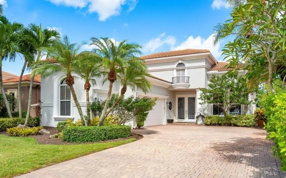 West Palm Beach Concrete Pros pours driveways.