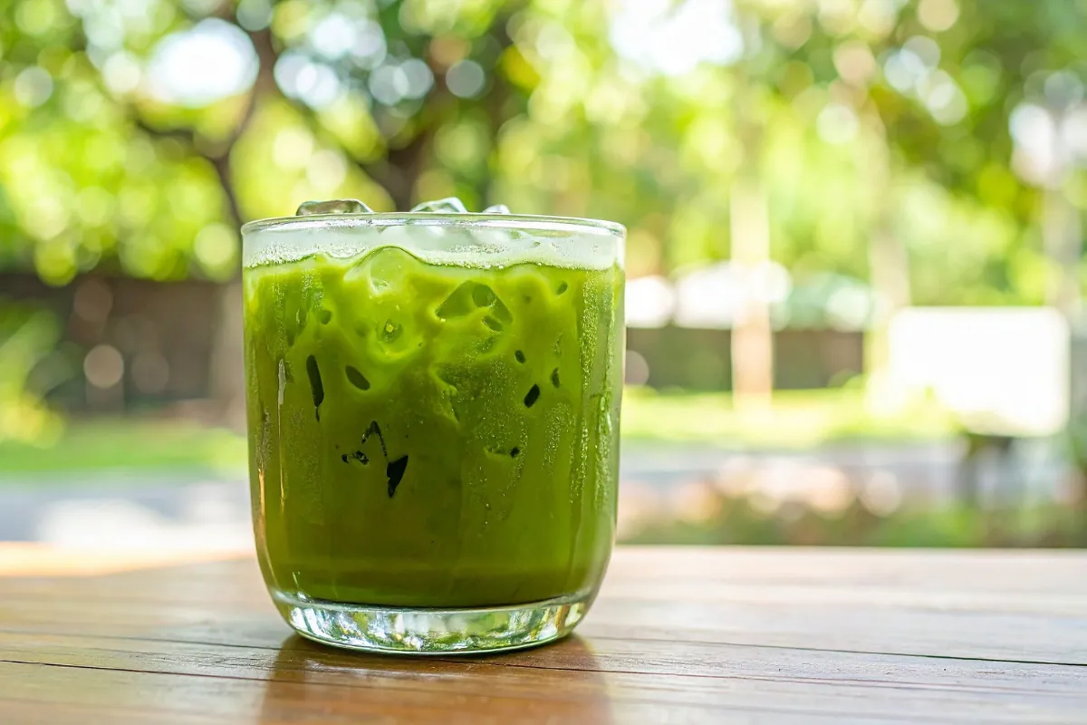 green smoothie in a glass