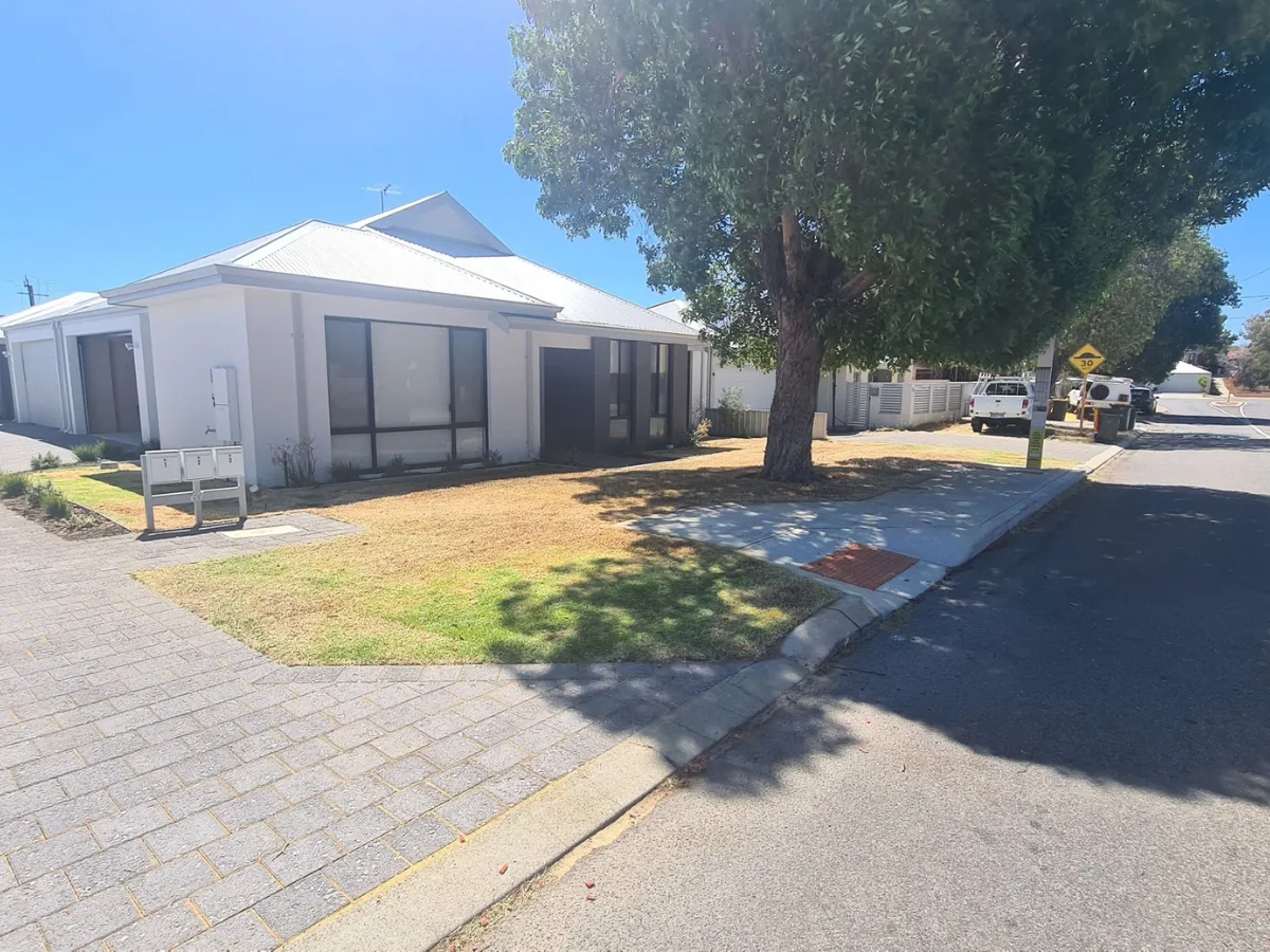 Hedging and garden tidy-up service in Byford backyard.