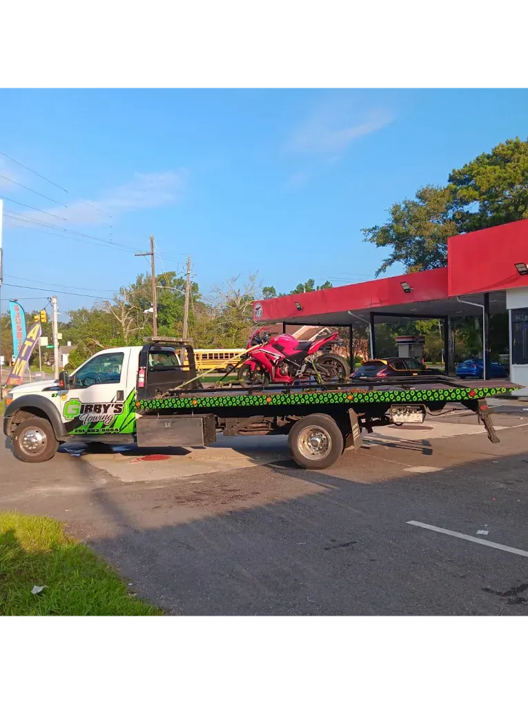 Tow truck in Mobile AL providing roadside assistance