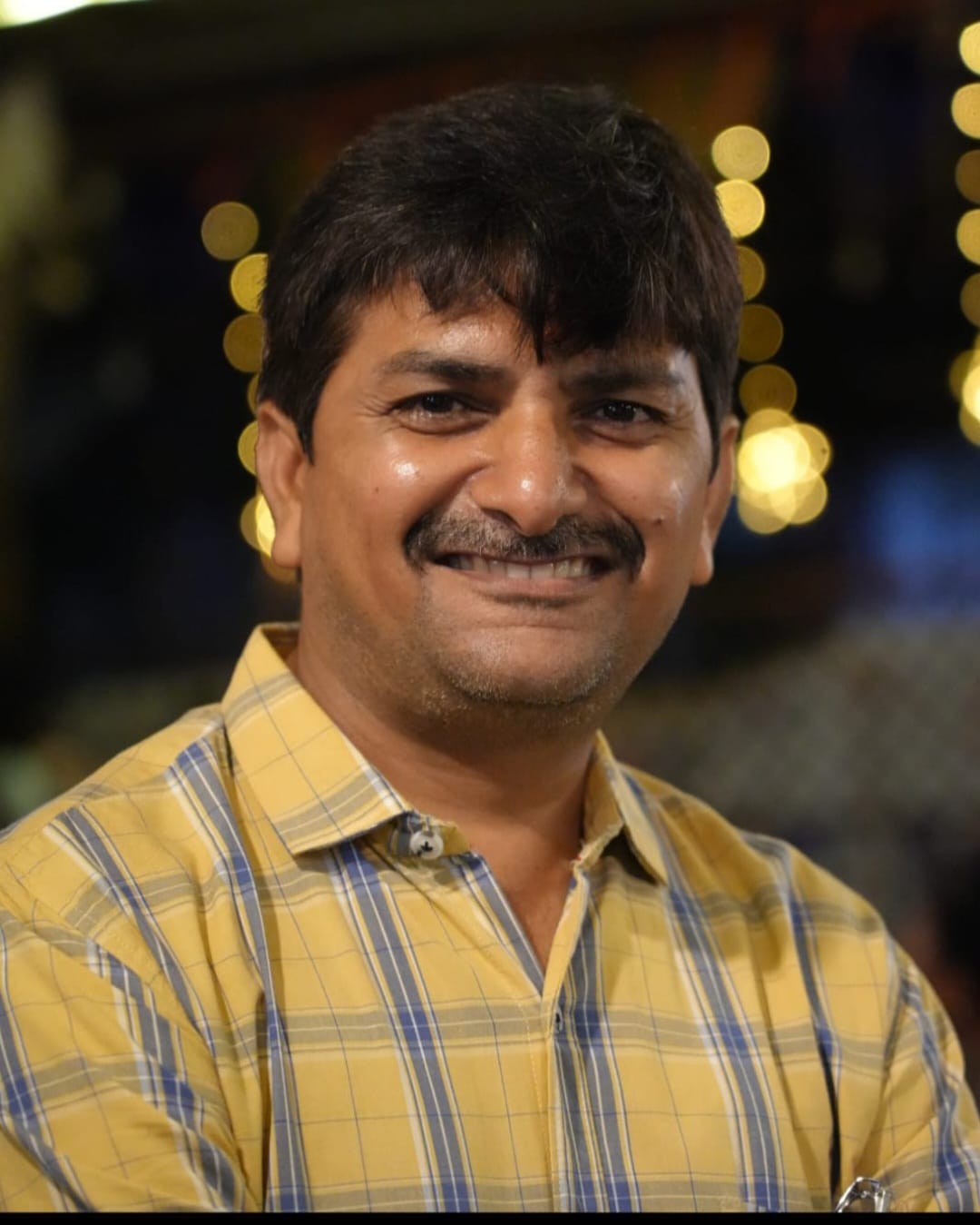 Jitendra Nathani mentoring and working candidly in the beauty studio